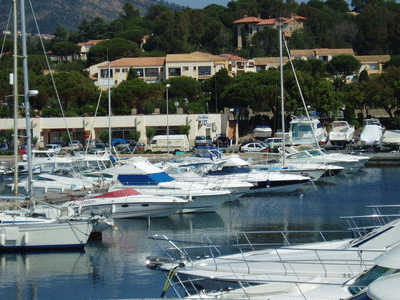 Le port (la rsidence en arrire plan)